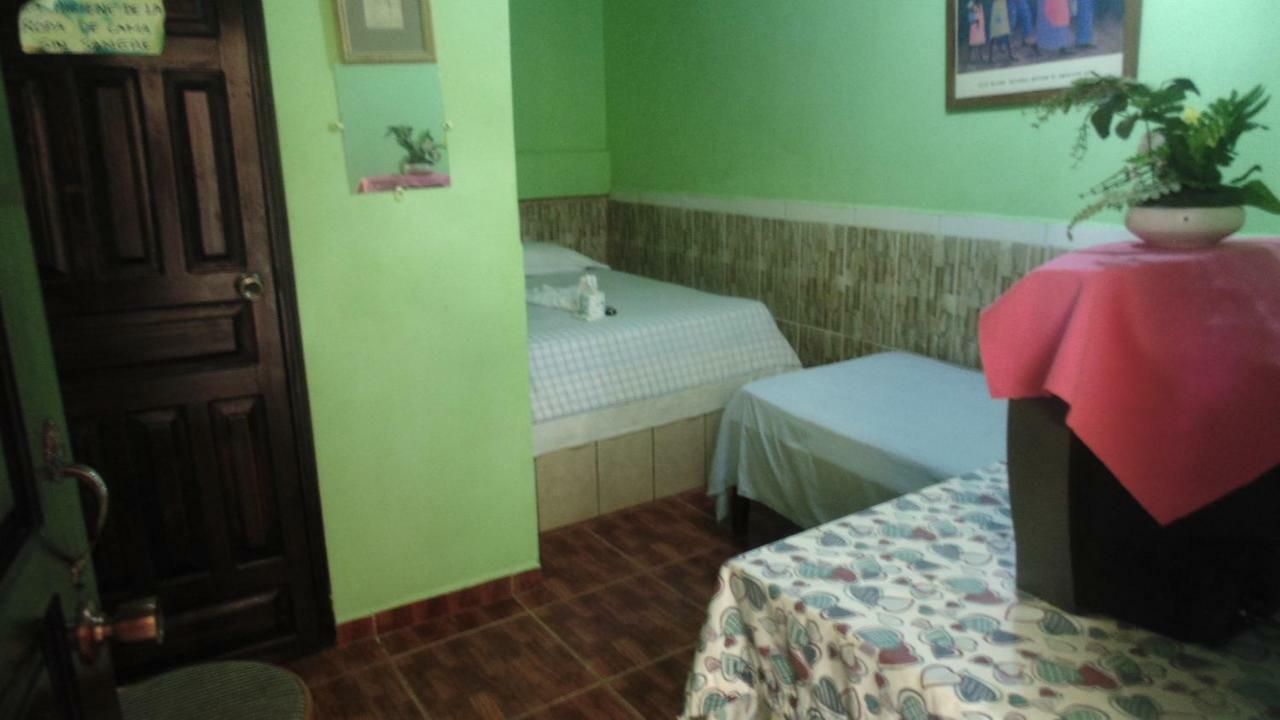Hotel Economica Coxen Hole Exterior photo