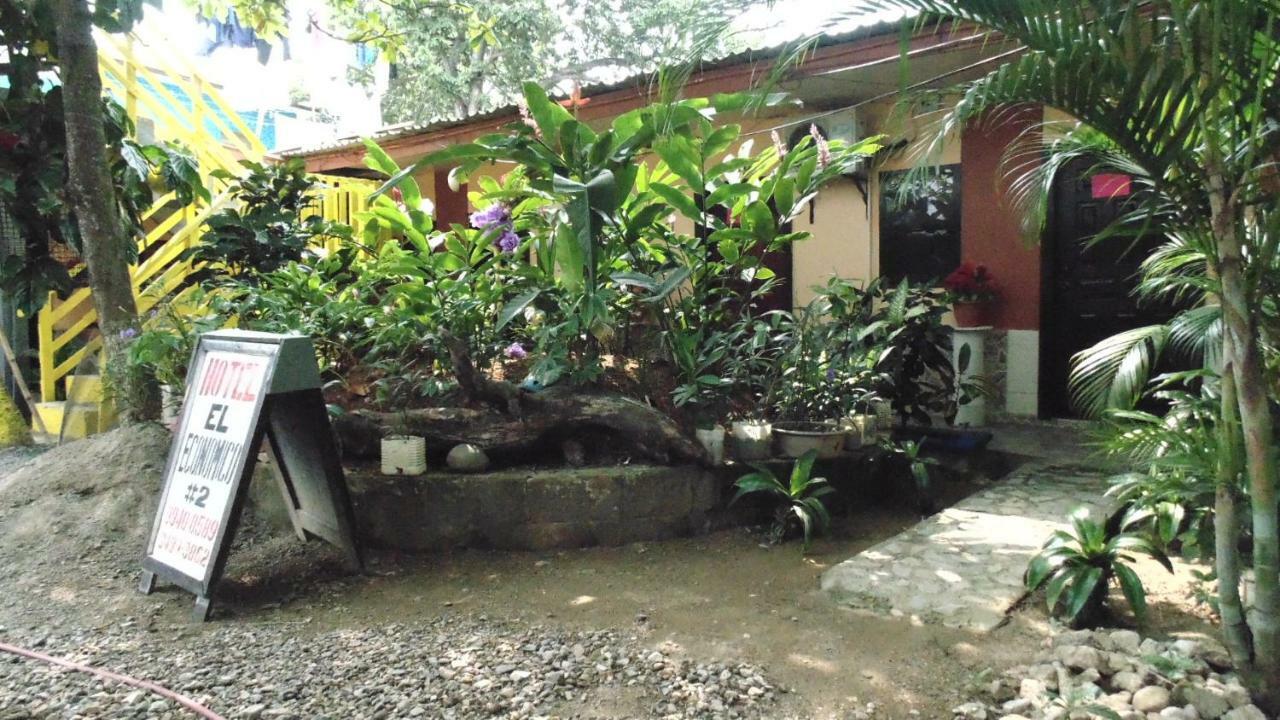 Hotel Economica Coxen Hole Exterior photo