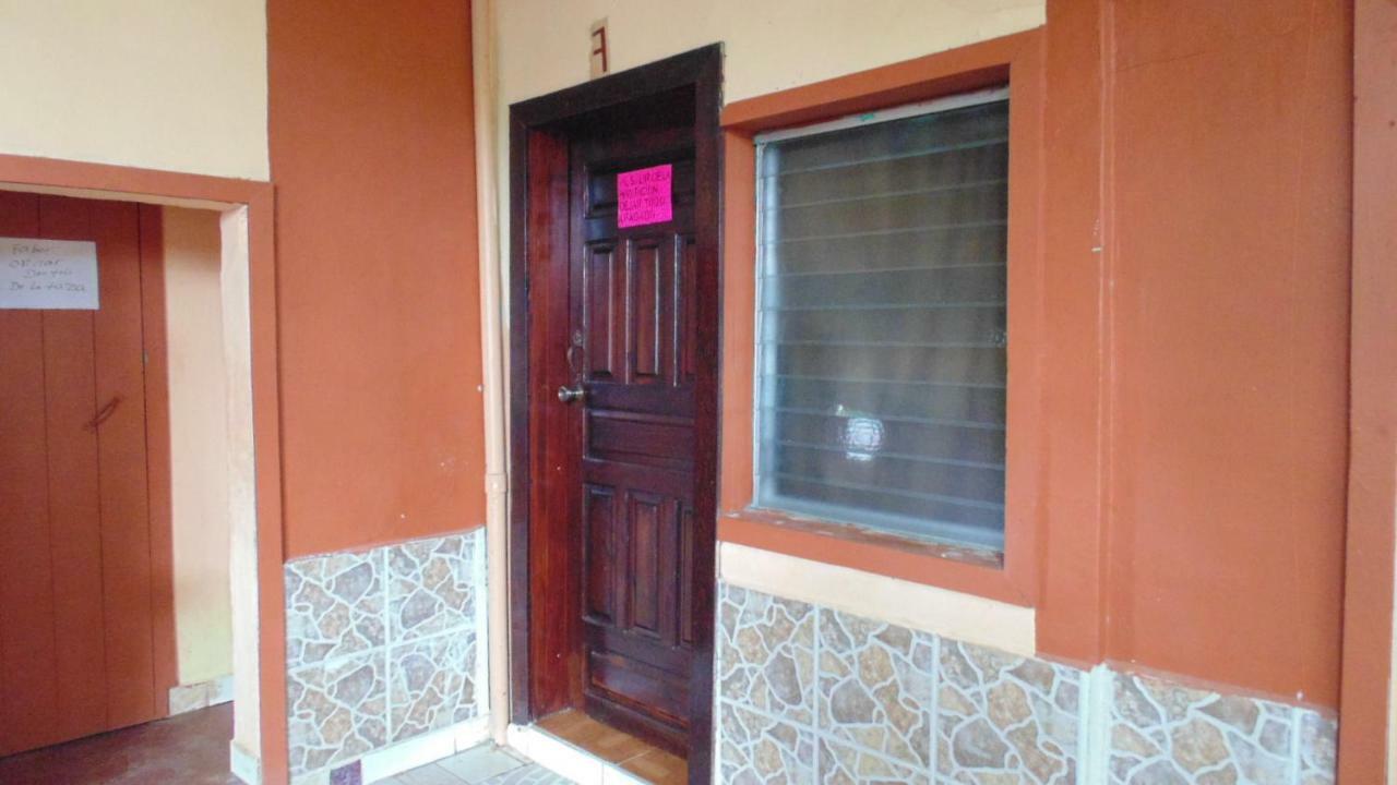 Hotel Economica Coxen Hole Exterior photo